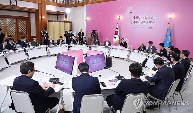 이재명 대통령, 노동정책 토론회 발언 (서울=연합뉴스) 김도훈 기자 = 이재명 대통령이 19일 경제사회노동위원회 제1기 출범을 맞이해 청와대에서 열린 '대통령과 함께하는 노동정책 토론회'에서 발언하고 있다. 2026.3.19 superdoo82@yna.co.kr