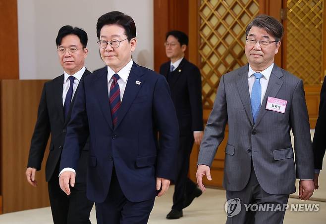 이재명 대통령, 노동정책 토론회 참석 (서울=연합뉴스) 김도훈 기자 = 이재명 대통령이 19일 경제사회노동위원회 제1기 출범을 맞이해 청와대에서 열린 '대통령과 함께하는 노동정책 토론회'에 입장하고 있다. 2026.3.19 superdoo82@yna.co.kr