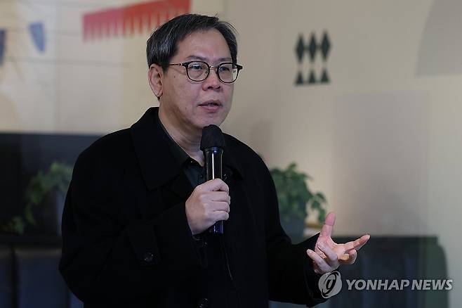 인사말하는 박찬경 작가 (서울=연합뉴스) 류효림 기자 = 박찬경 작가가 19일 서울 종로구 국제갤러리에서 열린 개인전 '안구선사' 기자간담회에서 인사말을 하고 있다. 2026.3.19 ryousanta@yna.co.kr