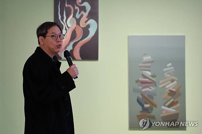 인사말하는 박찬경 작가 (서울=연합뉴스) 류효림 기자 = 박찬경 작가가 19일 서울 종로구 국제갤러리에서 열린 개인전 '안구선사' 기자간담회에서 인사말을 하고 있다. 2026.3.19 ryousanta@yna.co.kr