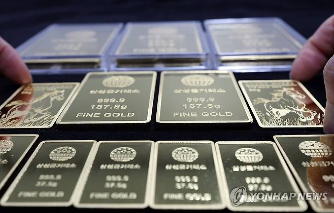 골드바 (서울=연합뉴스) 이지은 기자 = 서울 종로구 삼성금거래소에서 직원이 골드바를 정리하고 있다. 2026.3.3 jieunlee@yna.co.kr
