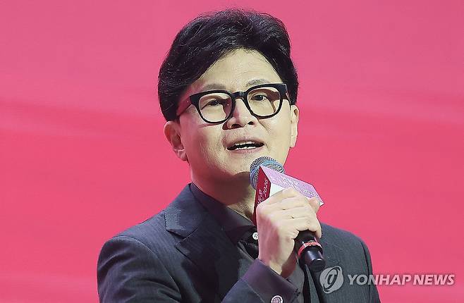 발언하는 한동훈 전 대표 (서울=연합뉴스) 김성민 기자 = 국민의힘 한동훈 전 대표가 8일 서울 송파구 잠실실내체육관에서 열린 토크콘서트에서 발언하고 있다. 2026.2.8 ksm7976@yna.co.kr