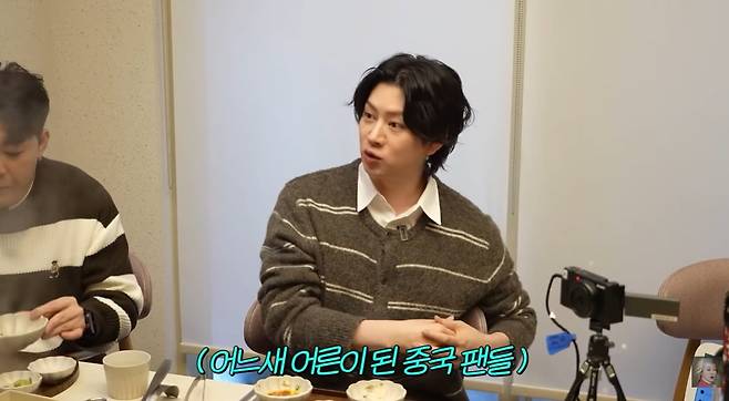 김희철이 슈퍼주니어 멤버 신동과 같이 유튜브 채널 ‘공부왕찐천재 홍진경’에 출연했다.