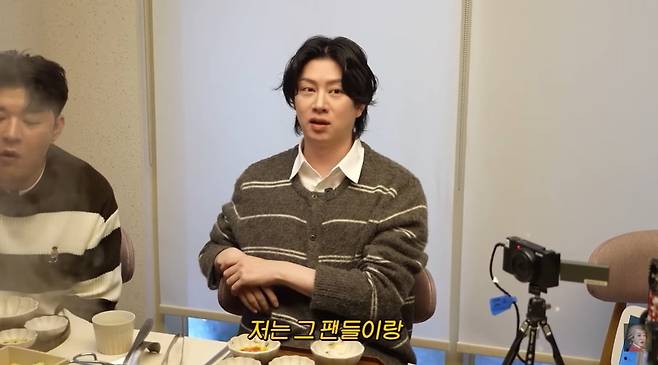 김희철이 슈퍼주니어 멤버 신동과 같이 유튜브 채널 ‘공부왕찐천재 홍진경’에 출연했다.