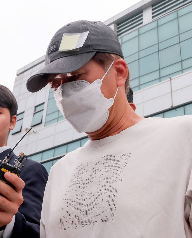 ▲ 틱톡커로 알려진 20대 여성을 폭행하고 살해해 살인 및 시체유기 혐의를 받고 있는 A씨가 지난해 9월 구속 전 피의자 심문에 출석하기 위해 용인동부경찰서로 나오고 있다. /전광현 기자 maggie@incheonilbo.com