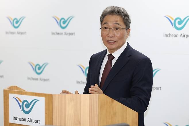 이학재 인천국제공항공사 사장이 지난 2월 25일 인천공항 기자실에서 사의를 밝히고 기자들 질문에 답변하고 있다. 사진=인천공항공사