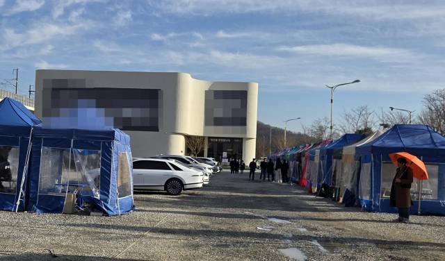 아산 배방읍에 설치된 한 아파트 모델하우스 부근에 불법 떴다방 천막들이 활개를 치고 있다. 사진=이재범 기자.