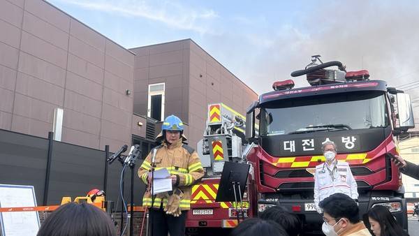 남득우 대전 대덕소방서장이 20일 대덕구 문평동 한 자동차부품 제조 공장 앞에서 브리핑하고 있다.사진=오민지 기자&nbsp;