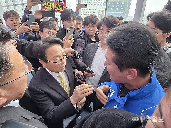 더불어민주당 전남광주통합특별시장 경선 후보인 강기정 광주시장이 18일 오후 전남 무안군 전남도의회에서 서남부권 지방의원들로부터 국립의대 유치 발언과 관련, 항의를 받고 있다. 뉴시스