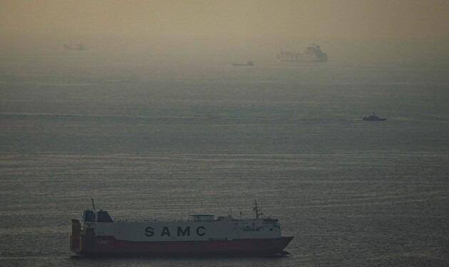 호르무즈 해협으로 향하는 화물선.[사진=AP 연합뉴스]