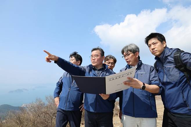 김보현 대우건설 대표이사(왼쪽 두번째)가 가덕도신공항 건설 예정지를 살펴보고 있다. 사진=대우건설
