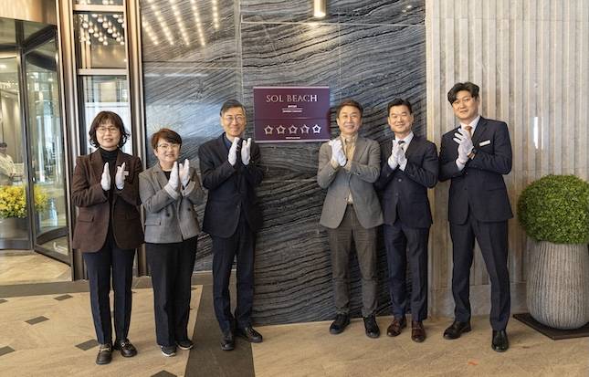 정석원 남해부군수(가운데 왼쪽)와 정종훈 총괄임원(가운데 오른쪽) 등 관계자들이 지난 19일 쏠비치 남해 5성급 관광호텔 현판식에 참석했다. / 사진=소노인터내셔널 제공]/ 사진=대명소노그룹