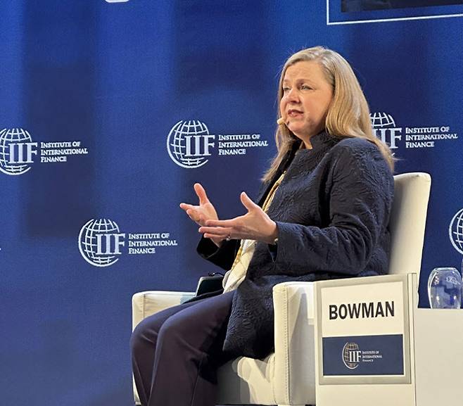 미셸 보먼 이사가 지난해 10월 14일(현지시간) 워싱턴DC에서 열린 국제금융협회(IIF) 연례회의 대담을 나누고 있다. (사진=김상윤 특파원)