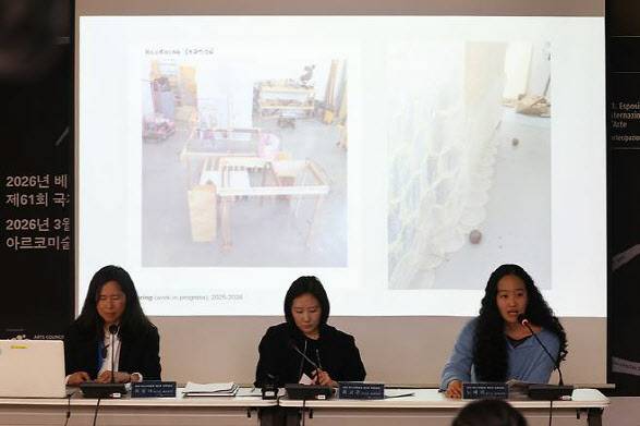 19일 서울 종로구 아르코미술관에서 열린 ‘2026년 베니스비엔날레 제61회 국제미술전’ 한국관 전시 간담회에 참석한 최빛나 한국관 예술감독(왼쪽부터), 최고은 작가, 노혜리 작가(사진=연합뉴스).