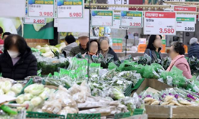 [이데일리 방인권 기자] 서울 시내의 한 대형마트를 찾은 시민들이 장을 보고 있다.