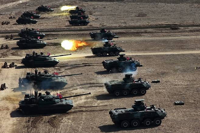 북한군이 신형 전차를 동원한 대남 기습 침투 훈련을 진행하고 있다. (사진=뉴스1)