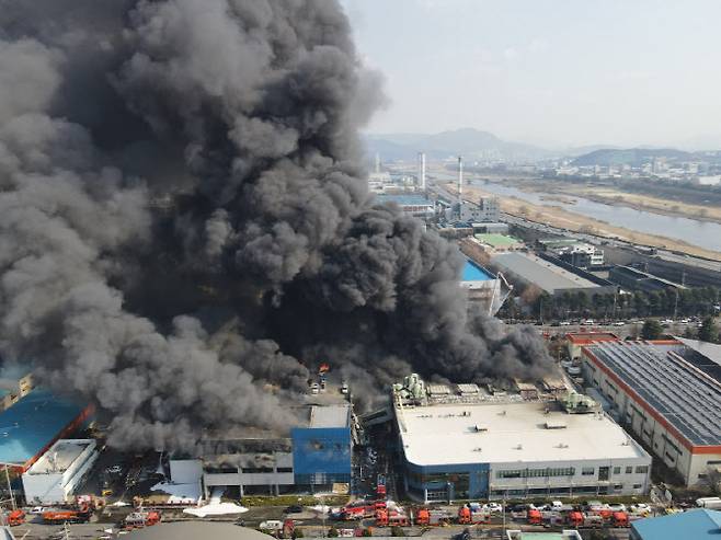 20일 오후 1시17분께 대전 대덕구 문평동의 한 공장에서 불이 나 연기가 피어오르고 있다.(사진=뉴스1)