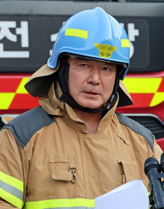 남득우 대전 대덕소방서장이 20일 대전 한 자동차 부품 제조 공장 대형화재에 대해 브리핑을 하고 있다. (사진=연합뉴스)