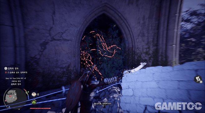 빛 반사로 덩굴을 불태우는 등 주변 환경을 관찰하고 장애물을 직접 제거해야 한다 [사진=김영찬 기자]