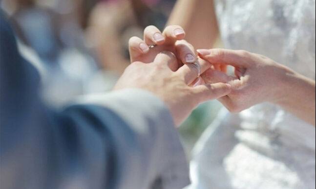 서로 결혼 반지를 끼워주던 초심을 간직하면 부부 갈등이 줄어들 수 있다. 사진=게티이미지뱅크