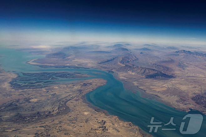NHK는 호르무즈 해협이 사실상 봉쇄되면서 지난 5일 오전 기준 화물선 2척이 통과하는 데 그쳤다고 6일 보도했다. 사진은 이란 호르무즈 해협에 위치한 케슘 섬의 모습. 2023.12.10. ⓒ 로이터=뉴스1