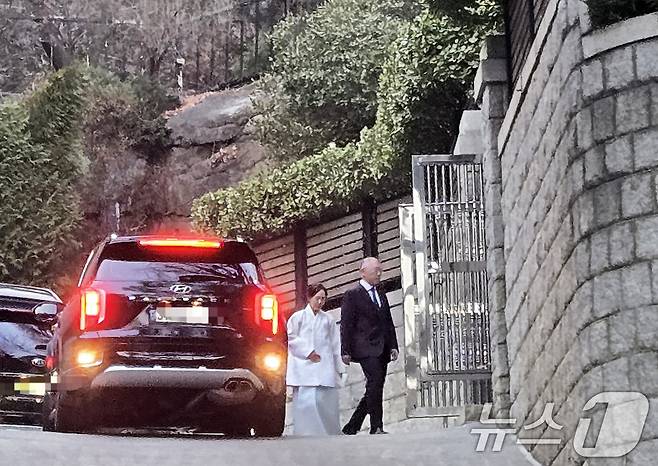 정의선 현대자동차그룹 회장이 20일 오후 고(故) 정주영 현대그룹 명예회장 24주기 제사가 열린 서울 종로구 정 회장의 청운동 자택에 들어서고 있다 2025.3.20 ⓒ 뉴스1 김성식 기자