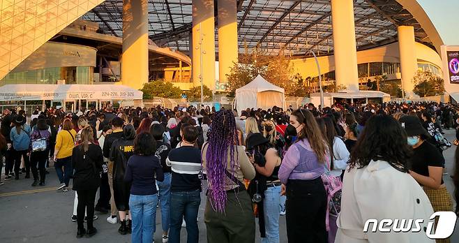 그룹 방탄소년단(BTS)이 2년만에 미국에서 대면콘서트를 가졌다. 27일 오후 로스앤젤레스 소파이(SO-FI) 스타디움에서 'BTS 퍼미션 투 댄스 온 스테이지 인 LA'(BTS PERMISSION TO DANCE ON STAGE in LA)의 첫날 공연을 찾은 팬들이 공연장에 들어가기 위해 줄을 서서 기다리고 있다. 2021.11.28 ⓒ 뉴스1 고승아 기자
