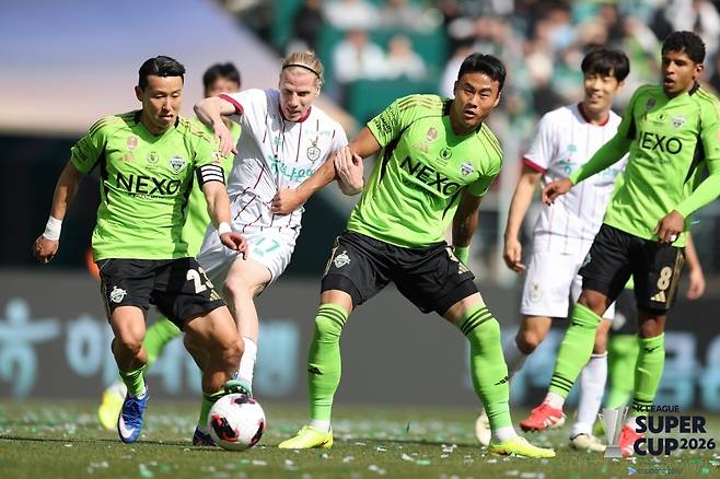 K리그1 양강 대전하나시티즌과 전북현대가 시즌 정규리그 첫 맞대결을 벌인다. 사진은 '슈퍼컵' 장면. (한국프로축구연맹 제공)