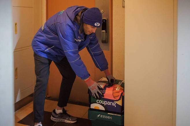 로저스 대표가 프레시백을 들고 배송업무를 하고 있는 모습.(쿠팡 제공).