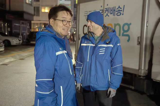 로저스 대표와 염 의원이 배송 도중 만나 대화를 나누고 있다.(쿠팡 제공).