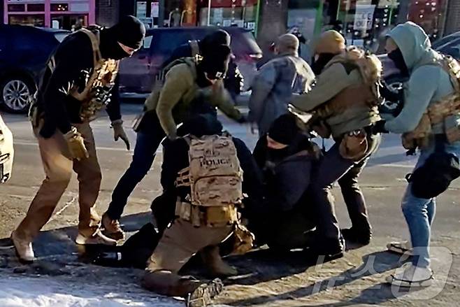 24일(현지시간) 미국 미네소타주 미니애폴리스에서 이민세관단속국(ICE) 요원들이 알렉스 제프리 프레티(37)를 둘러싸 폭행하며 제압하고 있다. 프레티는 생전 미니애폴리스 재향군인 의료시스템에서 중환자실 간호사로 근무했다. 2026.01.24. ⓒ 로이터=뉴스1