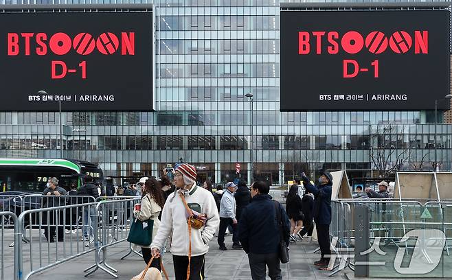 방탄소년단(BTS) 완전체 컴백 공연이 하루 앞으로 다가온 19일 서울 광화문광장 인근 빌딩 전광판에 컴백 공연을 알리는 광고가 표출되고 있다. 2026.3.20 ⓒ 뉴스1 최지환 기자