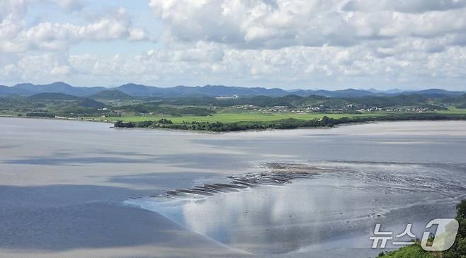 오두산 통일전망대 야외 전망실에서 보는 북한 황해북도 개풍군의 모습. (오두산 통일전망대 제공)
