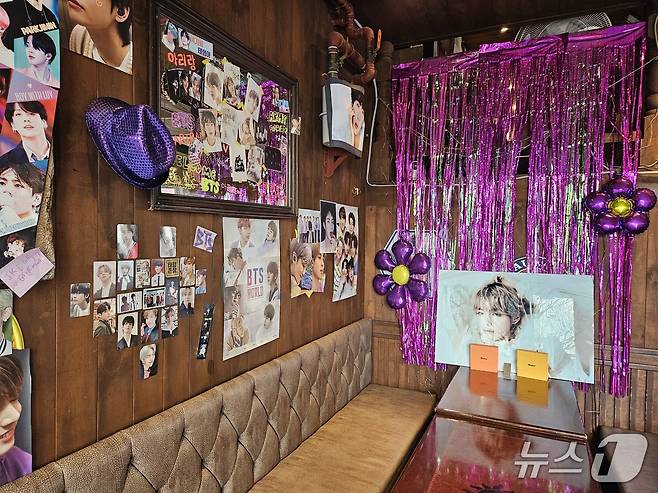 방탄소년단(BTS) 완전체 컴백 공연을 하루 앞둔 20일 서울 광화문 광장 인근 한 주점이 내부를 BTS와 관련한 물품과 색상으로 꾸민 모습. 2026.3.20 ⓒ 뉴스1 유채연 기자