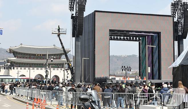 방탄소년단(BTS) 완전체 컴백 공연이 하루 앞으로 다가온 20일 서울 광화문광장에 무대 준비가 한창이다. 2026.3.20 ⓒ 뉴스1 최지환 기자