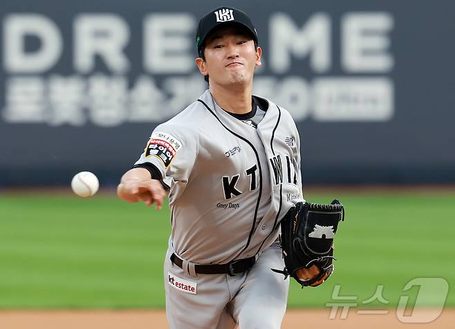 21일 오후 경기 수원 KT위즈파크에서 열린 '2025 신한 SOL뱅크 KBO 리그’ KIA 타이거즈와 kt 위즈의 경기, kt 선발 고영표가 1회초 등판해 힘차게 공을 던지고 있다. 2025.5.21 ⓒ 뉴스1 김진환 기자