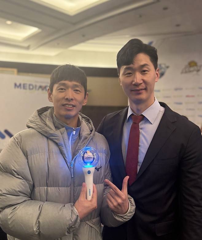 대한항공 세터 한선수와 우리카드 박철우 감독대행. 청담동 | 정다워 기자