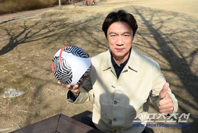 홍명보 축구 국가대표팀 감독이 17일 경기도 분당 율동공원에서 진행된 스포츠조선과의 인터뷰에 앞서 포즈를 취하고 있다. 분당=허상욱 기자wook@sportschosun.com/2026.03.17/
