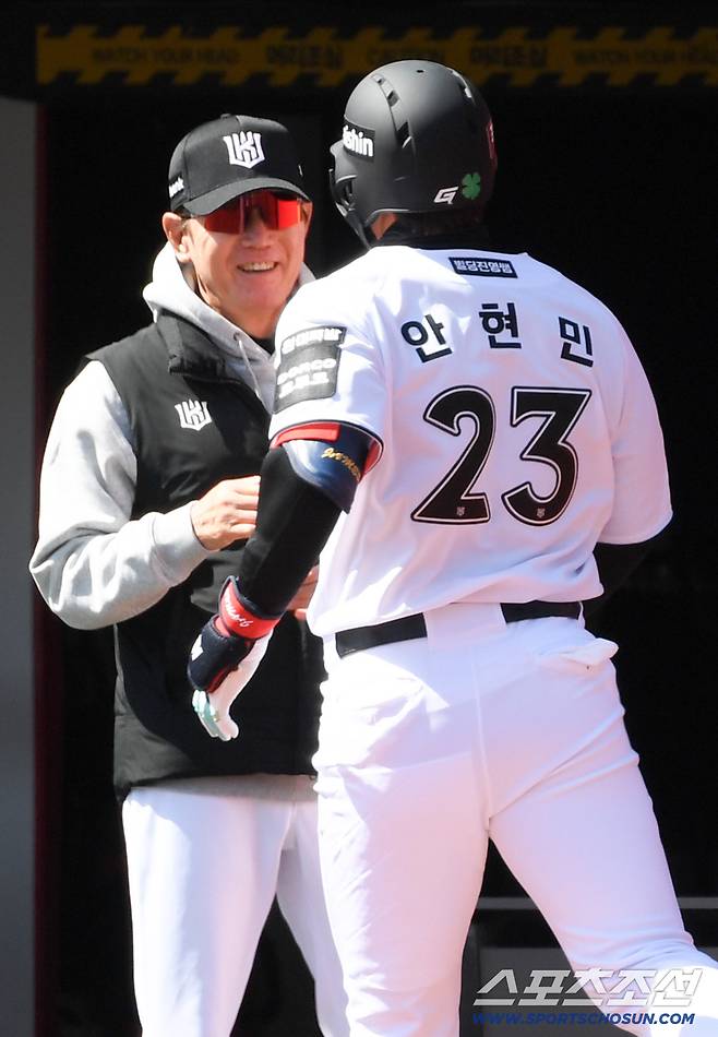 이강철 감독은 한 단계 더 성장한 안현민을 바라보며 미소 지었다. 수원=박재만 기자