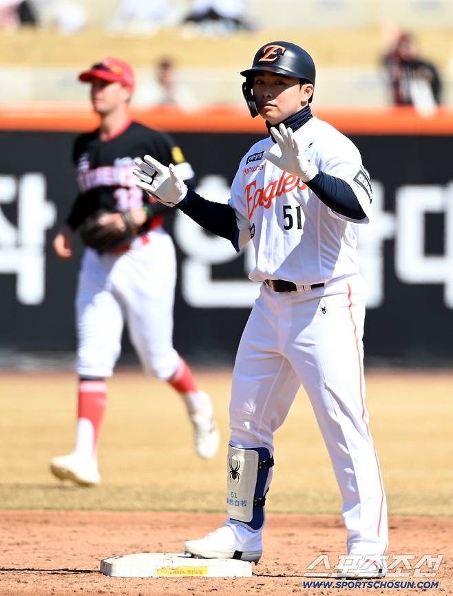 19일 대전한화생명볼파크에서 열린 KIA와 한화의 시범경기. 3회말 1사 1,3루 한화 문현빈이 2타점 2루타를 치고 타임을 외치고 있다. 대전=허상욱 기자wook@sportschosun.com/2026.03.19/