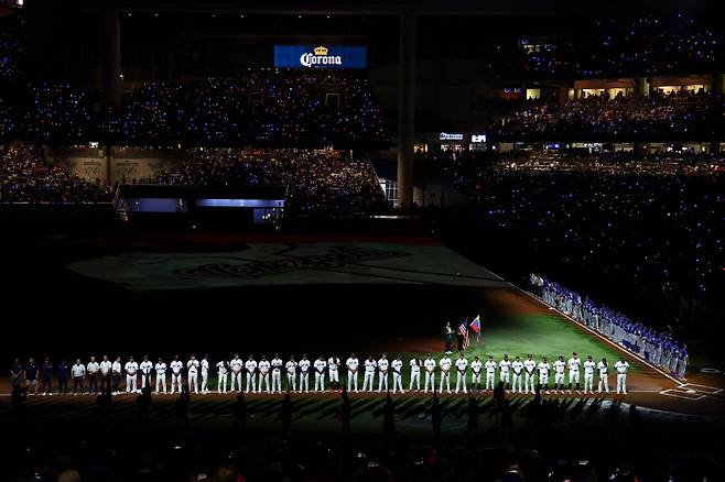MIAMI, FLORIDA - MARCH 17: Team United States and Team Venezuela stand as the national anthems are played before the game at loanDepot park on March 17, 2026 in Miami, Florida.   Megan Briggs/Getty Images/AFP (Photo by Megan Briggs / GETTY IMAGES NORTH AMERICA / Getty Images via AFP)







<저작권자(c) 연합뉴스, 무단 전재-재배포, AI 학습 및 활용 금지>