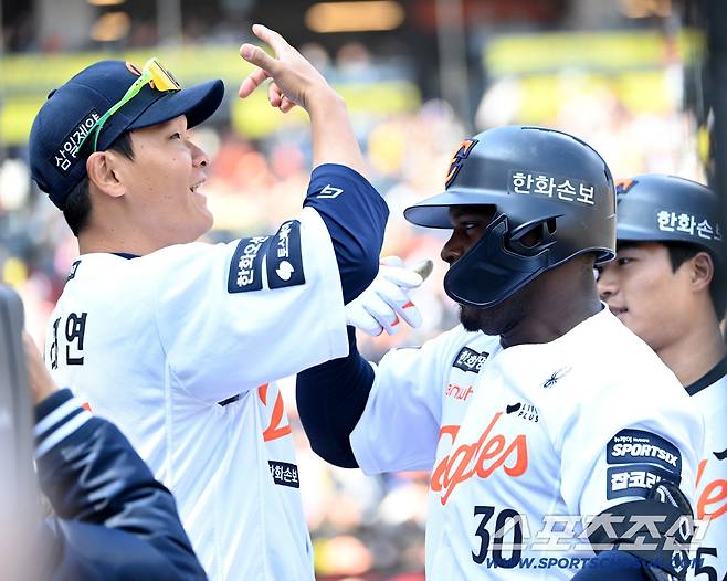 20일 대전한화생명볼파크에서 열린 KIA와 한화의 시범경기, 4회말 무사 1루 한화 페라자가 중월 2점홈런을 치고 김태연과 기쁨을 나누고 있다. 대전=허상욱 기자wook@sportschosun.com/2026.03.20/