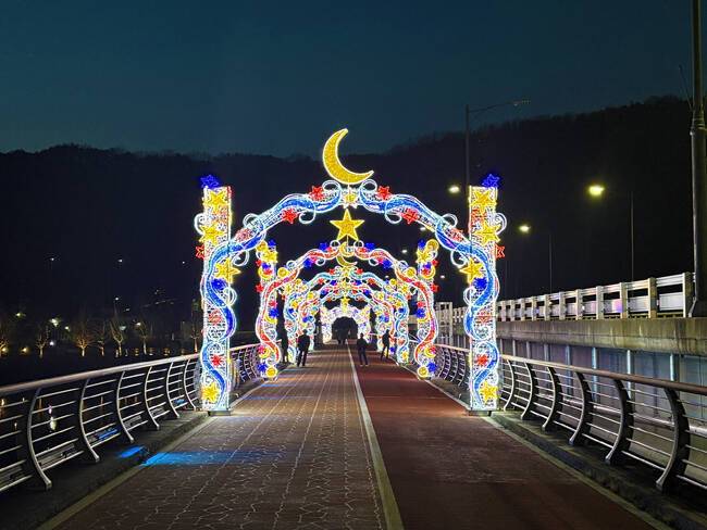 안동시 월영교 인근 영락교 보행 구간에 경관 조명이 설치돼 볼거리를 제공하고 있다. /안동시