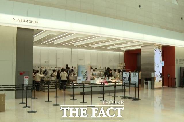 20일 서울 용산구 국립중앙박물관에서 국립박물관문화재단과 하이브가 그룹 방탄소년단(BTS)의 정규 5집 '아리랑'(ARIRANG) 컴백을 기념해 출시한 협업상품을 판매하고 있다. /김기범 기자