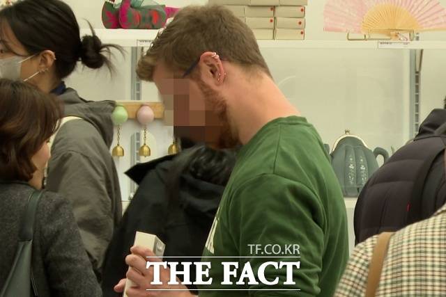 20일 서울 용산구 국립중앙박물관에서 국립박물관문화재단과 하이브가 그룹 방탄소년단(BTS)의 정규 5집 '아리랑'(ARIRANG) 컴백을 기념해 출시한 협업상품을 판매하고 있다. /김기범 기자