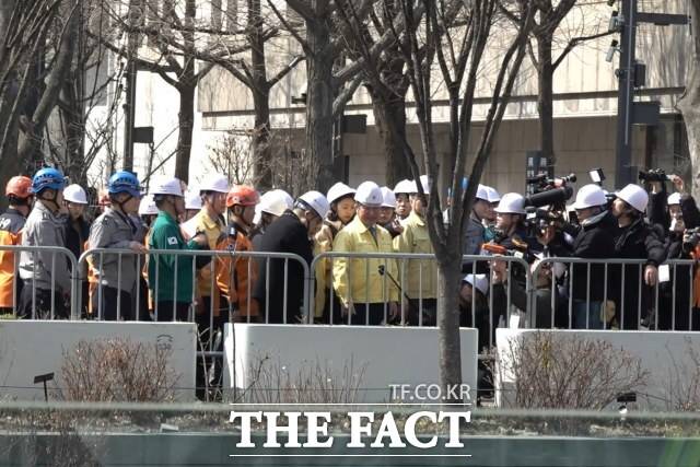 윤호중 행정안전부 장관이 방탄소년단(BTS) 컴백 행사를 하루 앞둔 20일 오후 서울 종로구 광화문 일대를 찾아 안전관리 현장 상황을 점검하고 있다. /광화문=김민지 기자