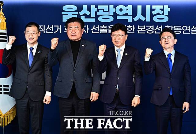 김상욱 의원이 6·3 지방선거 민주당 울산시장 후보로 선출됐다. 사진은 김 의원과 소병훈 중앙당 선거관리위원장, 이선호 예비후보, 안재현 예비후보(왼쪽부터)가 17일 서울 여의도 민주당 중앙당사 당원존에서 열린 울산 광역단체장 본경선 후보자 합동연설회에 참석해 사진촬영을 하는 모습. /배정한 기자