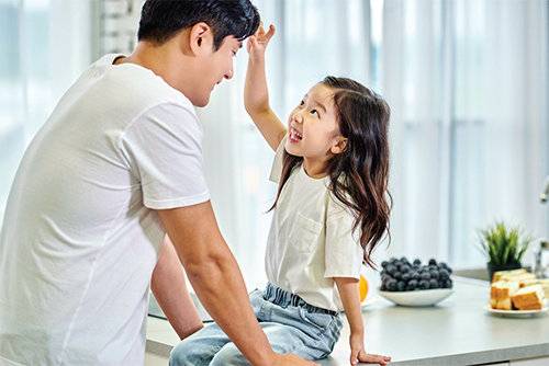 부모의 사랑과 기대를 한 몸에 받으며 자라는 외동아이는 적절한 ‘거리두기 육아’를 통해 단단한 사회인으로 성장한다.