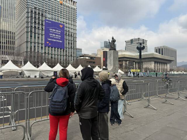 한 관광객이 BTS 콘서트가 열릴 광화문광장 인근의 사진을 촬영하고 있다. (사진=지디넷코리아)