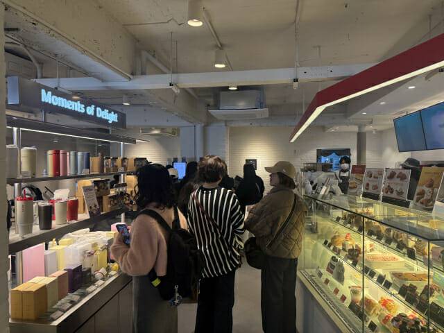 할리스 세종로점을 찾은 관광객들이 커피와 신문을 구매하고 있다.(사진=지디넷코리아)